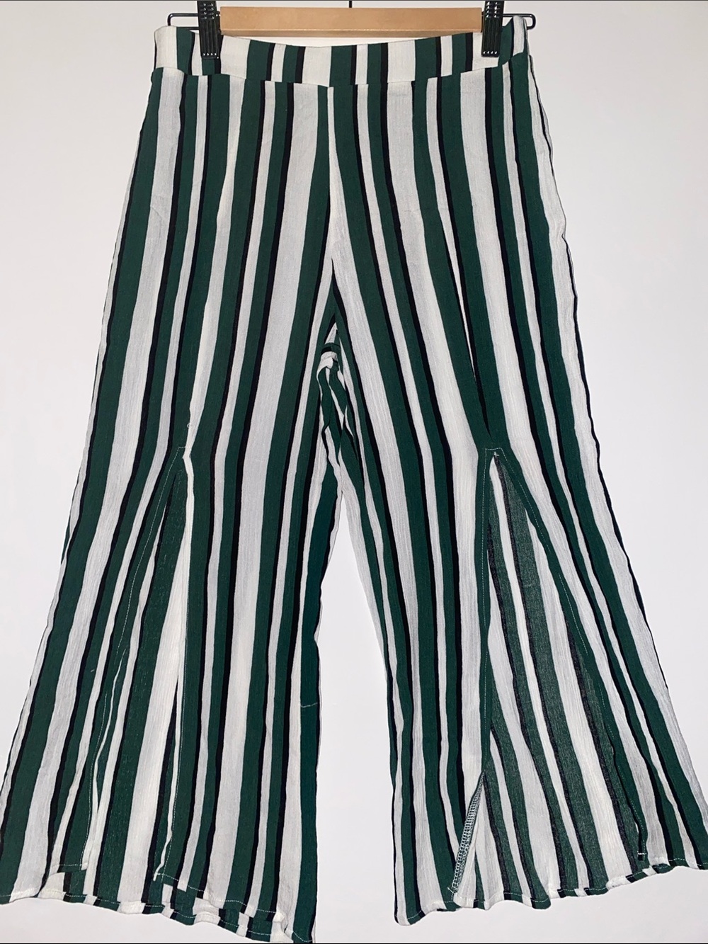 Sky & Sparrow Green and White Stripe Wide-Leg crop pants. Split front leg